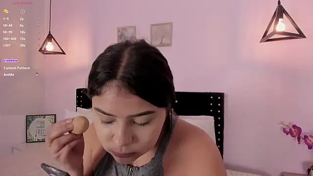 Snapshot of Oriana_Guzman chatting on September 19, 2025, 12:45 am Oriana Guzman online show from September 19, 2025, 12:45 am