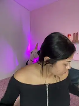 Snapshot of Oriana_Guzman chatting on November 9, 2025, 1:04 am Oriana Guzman online show from November 9, 2025, 1:04 am