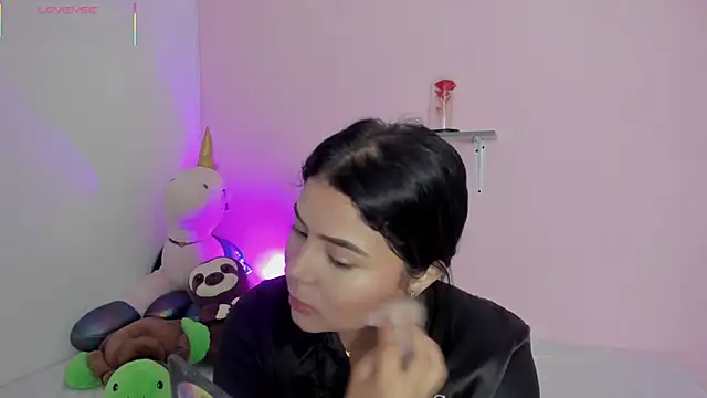 Snapshot of Oriana_Guzman chatting on November 15, 2025, 1:14 am Oriana Guzman online show from November 15, 2025, 1:14 am