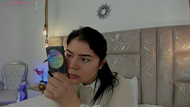 Oriana Guzman online show from August 5, 2026, 10:01 pm