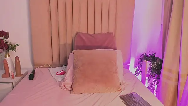 Snapshot of MirandaRoxx chatting on September 29, 2025, 11:59 am MirandaRoxx online show from September 29, 2025, 11:59 am