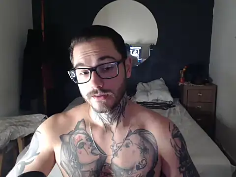 Snapshot of clark_r chatting on December 2, 2025, 12:16 am clark r online show from December 2, 2025, 12:16 am