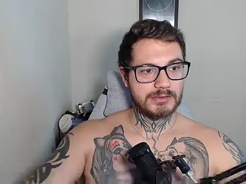 Snapshot of clark_r chatting on May 18, 2026, 11:32 pm clark r online show from May 18, 2026, 11:32 pm