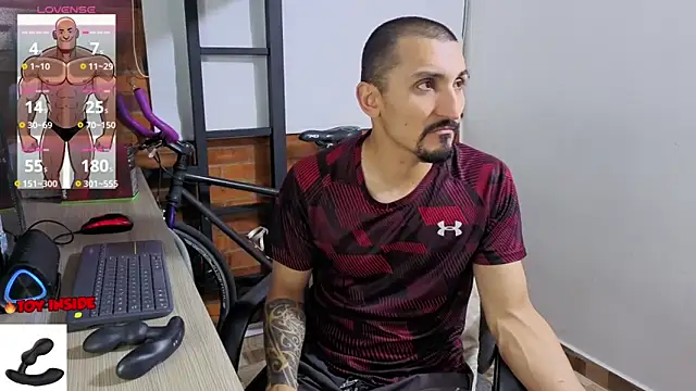 Snapshot of Marck_Muscle chatting on June 17, 2026, 11:49 pm Marck Muscle online show from June 17, 2026, 11:49 pm