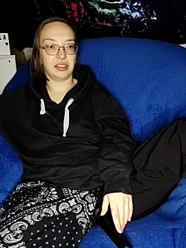 Isabella Geney online show from November 23, 2025, 7:13 pm