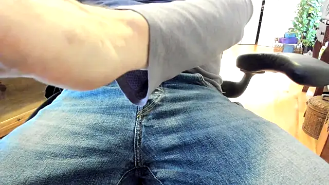 Snapshot of massive_cum chatting on January 2, 2025, 6:12 pm massive cum online show from January 2, 2025, 6:12 pm