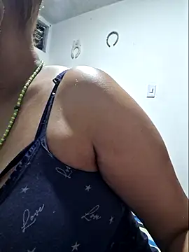 Snapshot of gatadeojosclaros chatting on February 14, 2026, 3:03 am gatadeojosclaros online show from February 14, 2026, 3:03 am