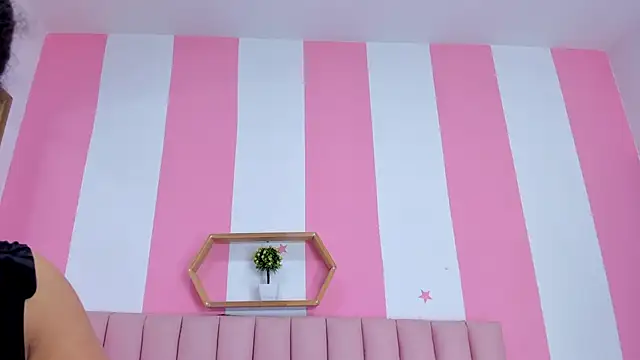 ISABELLA 020 online show from February 5, 2026, 12:32 pm