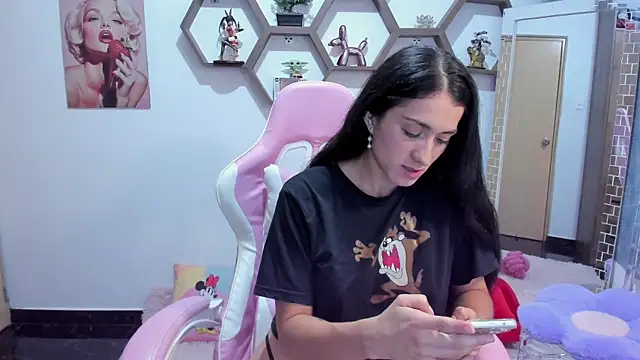 Snapshot of SharonSander chatting on May 7, 2026, 12:27 am SharonSander online show from May 7, 2026, 12:27 am