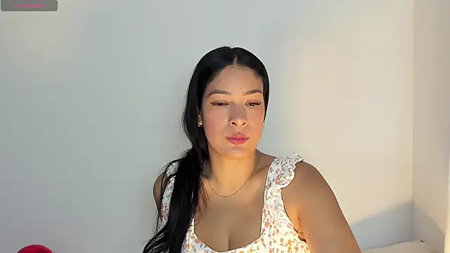 Snapshot of bella_hadid1_ chatting on June 23, 2026, 10:13 am bella hadid1 online show from June 23, 2026, 10:13 am