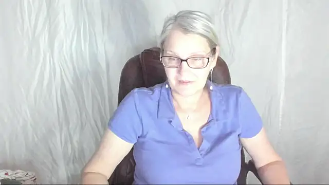 irinamaux online show from March 21, 2025, 2:29 pm