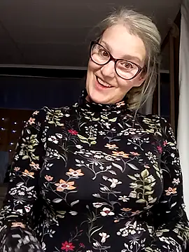 irinamaux online show from September 28, 2025, 5:24 am