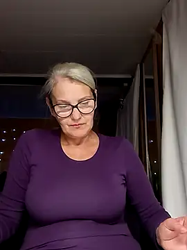 irinamaux online show from September 30, 2025, 5:07 pm