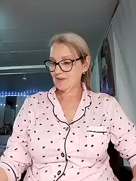 irinamaux online show from November 21, 2025, 7:01 pm