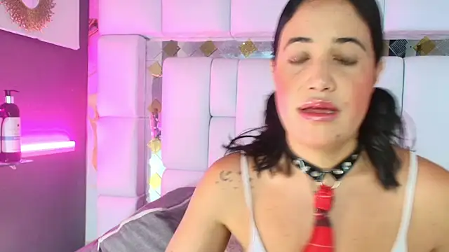 Snapshot of emily_madrid chatting on November 15, 2025, 5:27 am emily madrid online show from November 15, 2025, 5:27 am