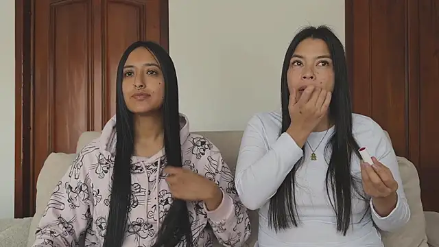 Snapshot of 2SummerLove1 chatting on October 30, 2025, 2:18 pm 2SummerLove1 online show from October 30, 2025, 2:18 pm