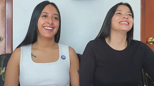 Snapshot of 2SummerLove1 chatting on November 16, 2025, 2:11 pm 2SummerLove1 online show from November 16, 2025, 2:11 pm