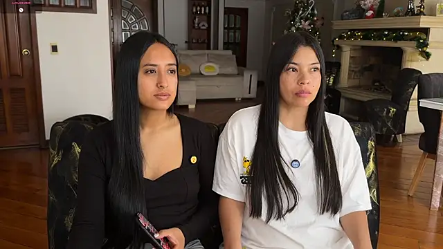 Snapshot of 2SummerLove1 chatting on November 25, 2025, 2:28 pm 2SummerLove1 online show from November 25, 2025, 2:28 pm