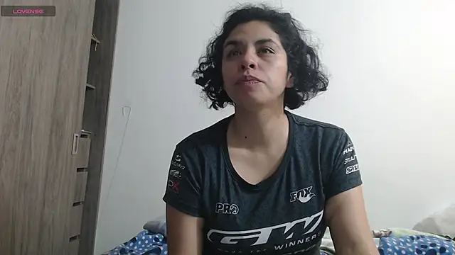 Snapshot of Anne_purple chatting on March 7, 2025, 3:49 pm Anne purple online show from March 7, 2025, 3:49 pm