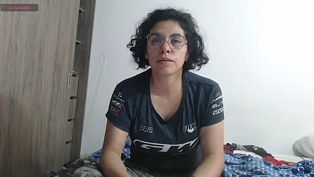 Snapshot of Anne_purple chatting on March 7, 2025, 6:54 pm Anne purple online show from March 7, 2025, 6:54 pm