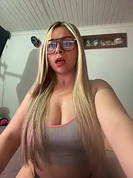 Snapshot of CristalGmez chatting on October 23, 2025, 3:06 am CristalGmez online show from October 23, 2025, 3:06 am