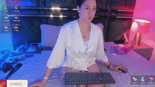 Snapshot of EmilyAllen_ chatting on February 27, 2025, 5:24 am EmilyAllen online show from February 27, 2025, 5:24 am