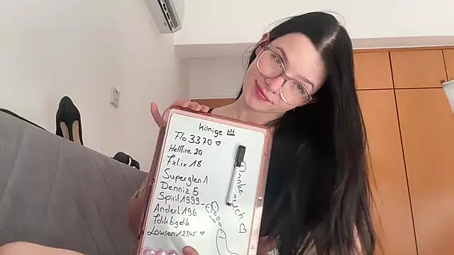 Snapshot of RoxiBlack chatting on November 29, 2025, 7:22 am RoxiBlack online show from November 29, 2025, 7:22 am