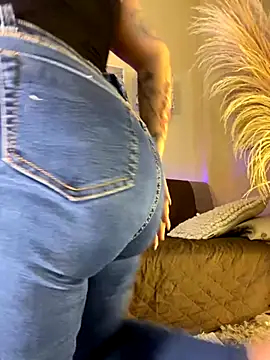 Snapshot of Sweetie_Arianna chatting on October 1, 2025, 3:01 am Sweetie Arianna online show from October 1, 2025, 3:01 am