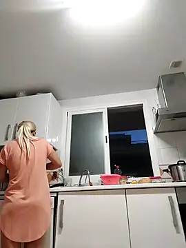 Snapshot of blondyruby chatting on November 2, 2025, 5:37 pm blondyruby online show from November 2, 2025, 5:37 pm