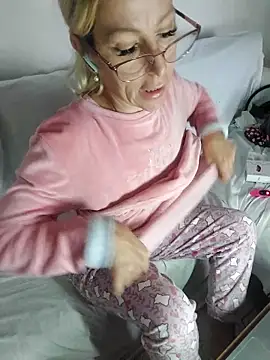 Snapshot of blondyruby chatting on November 14, 2025, 8:24 am blondyruby online show from November 14, 2025, 8:24 am