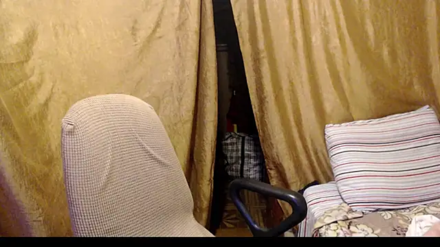 Snapshot of _Estelitta_5 chatting on October 10, 2025, 1:54 pm Estelitta 5 online show from October 10, 2025, 1:54 pm