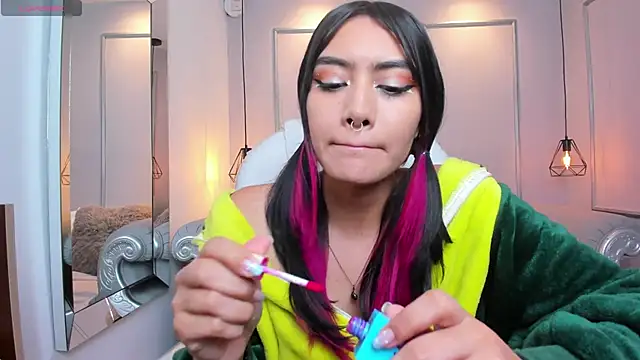 Snapshot of AzuraKindong chatting on March 11, 2025, 7:14 pm AzuraKindong online show from March 11, 2025, 7:14 pm