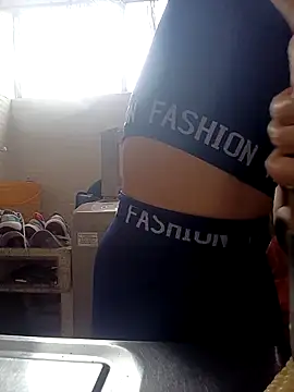 Snapshot of Laura_martin_ chatting on October 18, 2025, 5:35 pm Laura martin online show from October 18, 2025, 5:35 pm