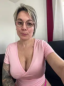 Snapshot of marinella07 chatting on January 15, 2026, 11:48 am marinella07 online show from January 15, 2026, 11:48 am