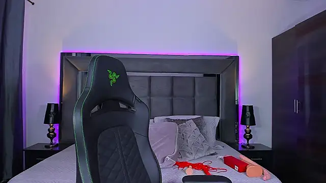 Emmilysantibanez online show from February 19, 2026, 2:46 pm