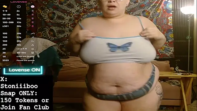 Snapshot of Stoniiiboo chatting on October 10, 2025, 12:48 pm Stoniiiboo online show from October 10, 2025, 12:48 pm