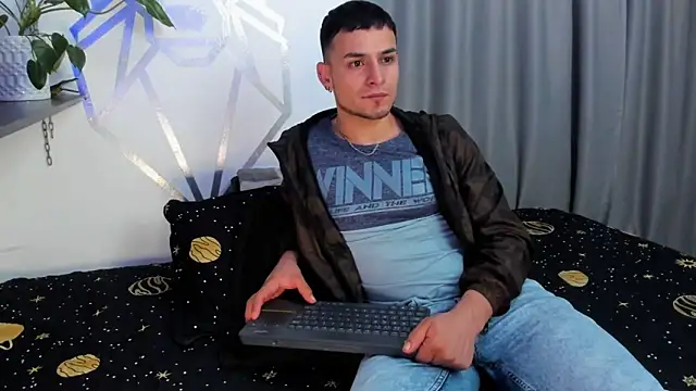 Snapshot of Aron-santoro chatting on December 15, 2024, 3:24 am Aron-santoro online show from December 15, 2024, 3:24 am