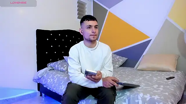 Snapshot of Aron-santoro chatting on September 20, 2025, 3:18 am Aron-santoro online show from September 20, 2025, 3:18 am