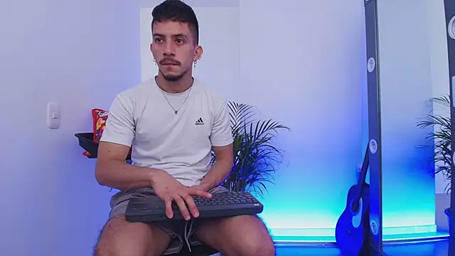 Snapshot of Aron-santoro chatting on November 7, 2025, 2:39 pm Aron-santoro online show from November 7, 2025, 2:39 pm