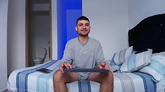 Snapshot of Aron-santoro chatting on November 27, 2025, 2:08 pm Aron-santoro online show from November 27, 2025, 2:08 pm