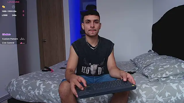 Snapshot of Aron-santoro chatting on December 18, 2025, 8:26 pm Aron-santoro online show from December 18, 2025, 8:26 pm