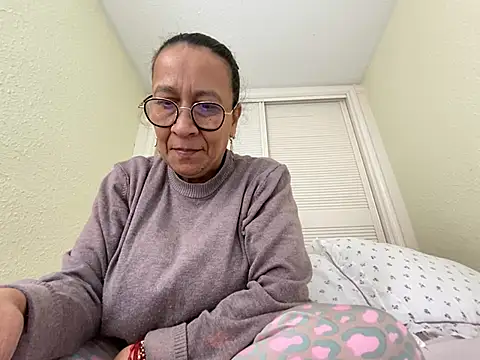 sweeviolet online show from February 23, 2025, 11:55 am