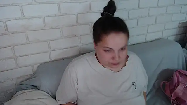 Crazyy girl  online show from May 24, 2026, 5:29 pm