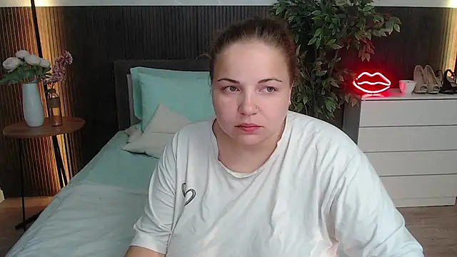 Crazyy girl  online show from August 3, 2026, 1:26 am