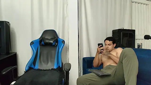 Snapshot of hott_dicks chatting on July 2, 2026, 1:49 am hott dicks online show from July 2, 2026, 1:49 am