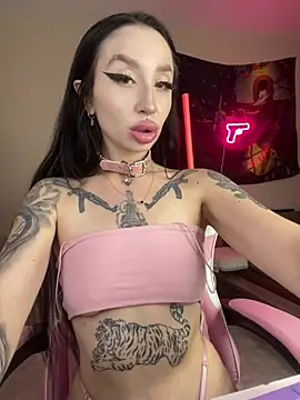 Snapshot of Molly__Moon chatting on June 17, 2026, 2:58 am Molly Moon online show from June 17, 2026, 2:58 am