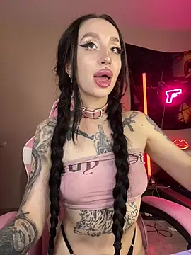 Snapshot of Molly__Moon chatting on August 3, 2026, 2:32 am Molly Moon online show from August 3, 2026, 2:32 am