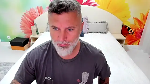 Snapshot of BlowMyXXL chatting on November 18, 2025, 4:22 pm BlowMyXXL online show from November 18, 2025, 4:22 pm