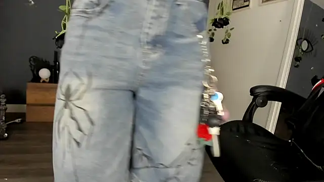 Raven Witch  online show from March 12, 2026, 4:57 pm