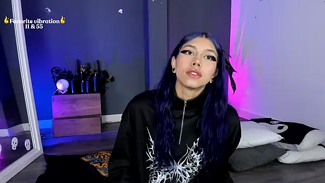 Snapshot of Raven_Witch_ chatting on May 17, 2026, 1:07 pm Raven Witch online show from May 17, 2026, 1:07 pm
